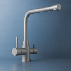 Der POSEIDON 3-Wege-Wasserhahn aus Edelstahl für Osmoseanlagen von misterwater: Auf blauem Hintergrund