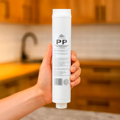 Der Ersatzfilter PP-Faserfilter (Ersatzfilter Stufe 1) von Arktisquelle für deinen Wasserfilter: in einer Hand haltend