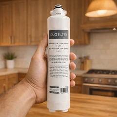 Ersatzfilter (Duo Filter) der H.Preiss WOW Osmoseanlage in der Küche haltend in der Hand