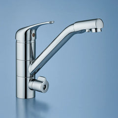 Der SINA 3-Wege-Wasserhahn für Osmoseanlagen von misterwater als Niederdruckarmatur: Auf blauem Hintergrund