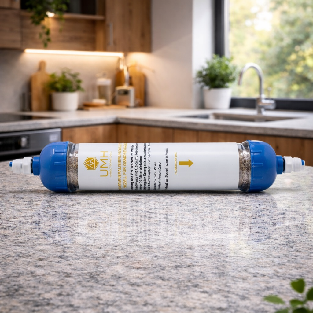 Remineralisierungsfilter von UMH für Osmoseanlagen - präsentiert auf einer Tischplatte in warmer Küche