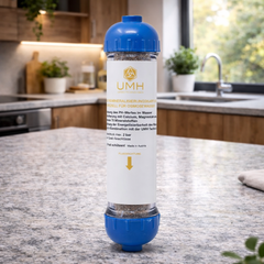 Sangokorallen Remineralisierungsfilter von UMH für Osmoseanlagen - stehend präsentiert auf einer Tischplatte in warmer Küche