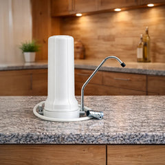Der Alvito Auftischfilter Basic Wasserfilter präsentiert in einer Küche