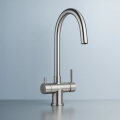 Der ARES 3-Wege-Wasserhahn aus Edelstahl für Osmoseanlagen von misterwater: Auf blauem Hintergrund