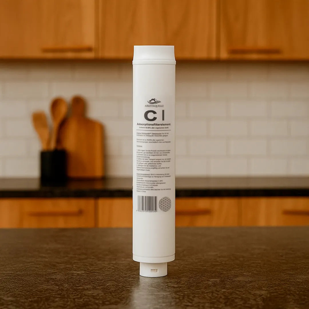 Der Arktisquelle Osmose Ersatzfilter CI-Adsorptionsfilter (Ersatzfilter Stufe 2) für deinen Wasserfilter: stehend in einer warmen Küche