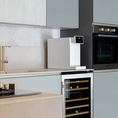 Der Frizz On Wasserfilter von Jomi: Weiße Auftisch Osmoseanlage mit Sprudelfunktion - in der Küche