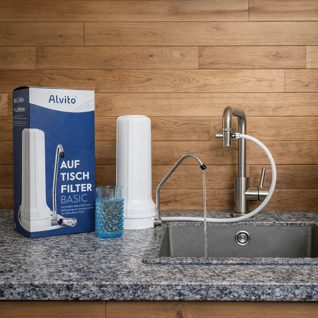 Der Alvito Auftischfilter Basic Wasserfilter präsentiert in einer Küche angeschlossen an den Wasserhahn mit Verpackung