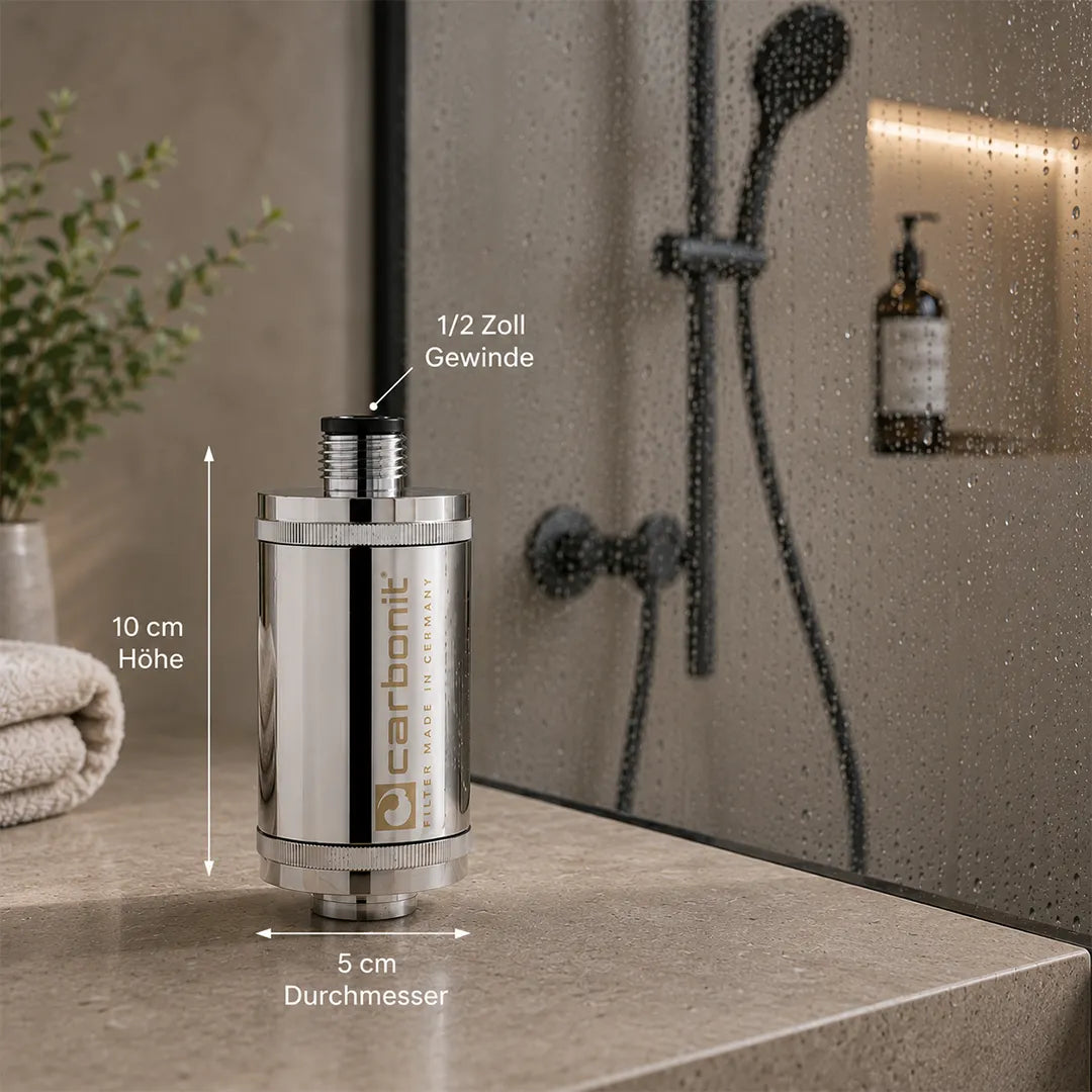 Der Duschfilter von Carbonit in einem Bad neben der Dusche aufgestellt inkl. Produktmaße