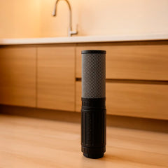 Ersatzfilter für den EvoAdsorb von Evodrop - Aktivkohlefilter/Kalkfilter präsentiert auf Holzboden in warmer Küche