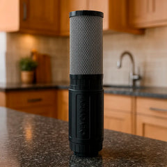 Ersatzfilter für den EvoAdsorb von Evodrop - Aktivkohlefilter/Kalkfilter präsentiert auf Tischplatte