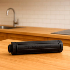 Ersatzfilter für EvoDescale Wasserfilteranlage mit Kalkfilter von Evodrop präsentiert auf Holzplatte