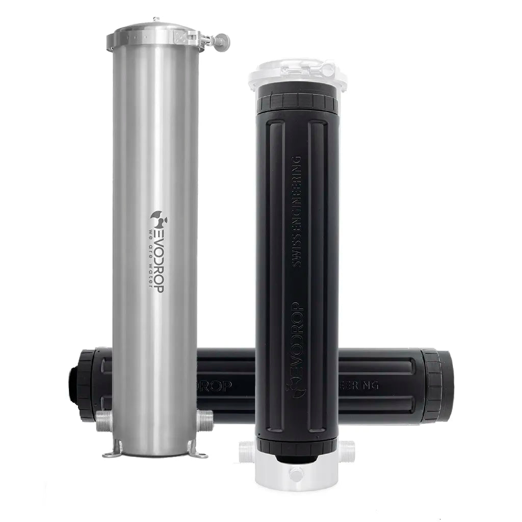 Ersatzfilter für EvoDescale Wasserfilteranlage mit Kalkfilter von Evodrop präsentiert neben der Anlage