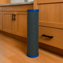 Ersatzfilter für EvoSorb Wasserfilteranlage von Evodrop präsentiert auf Holzboden in warmer Küche