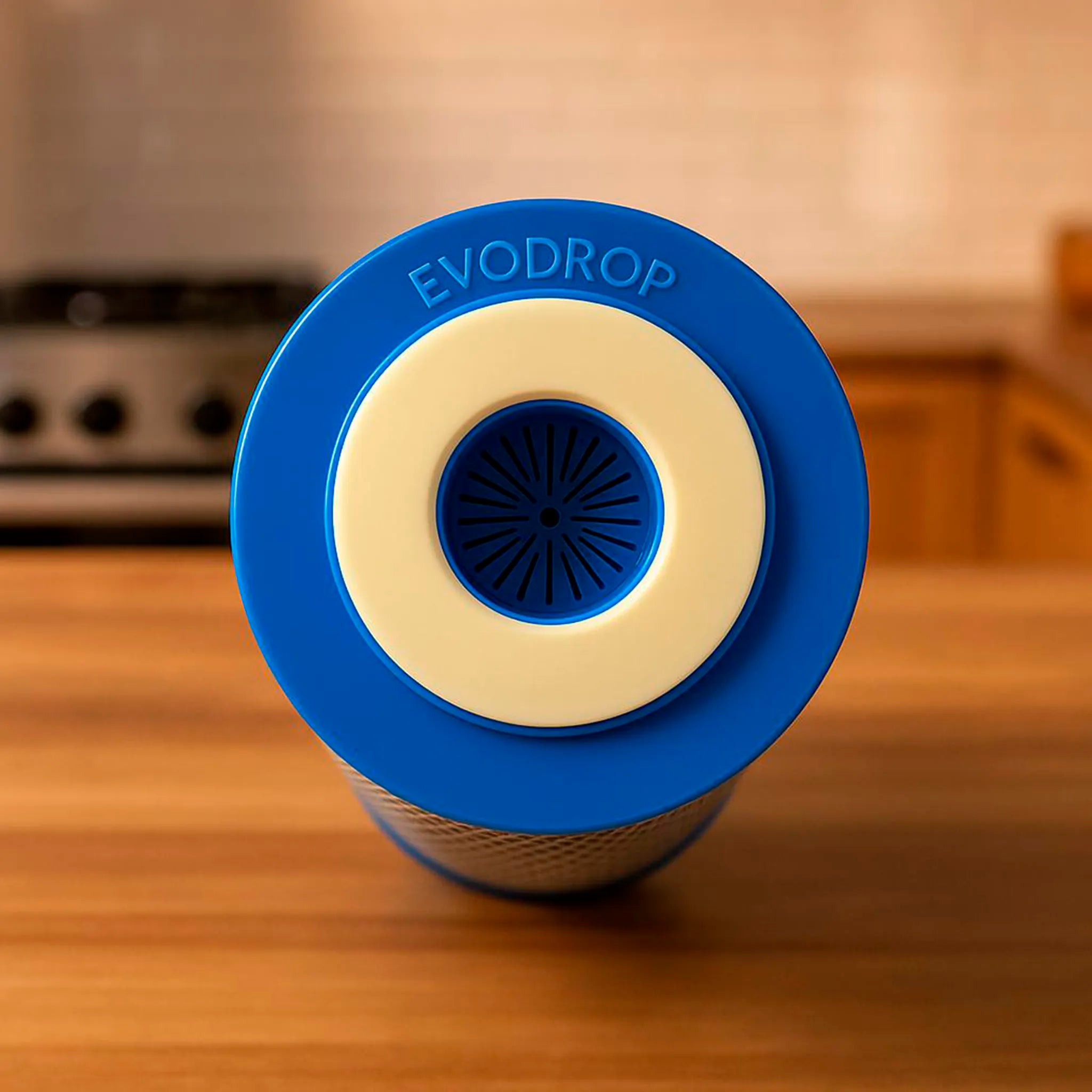 Der Ersatzfilter für den Evodrink von Evodrop - Aktvkohlefilter dargestellt von oben auf schöner Küchenplatte