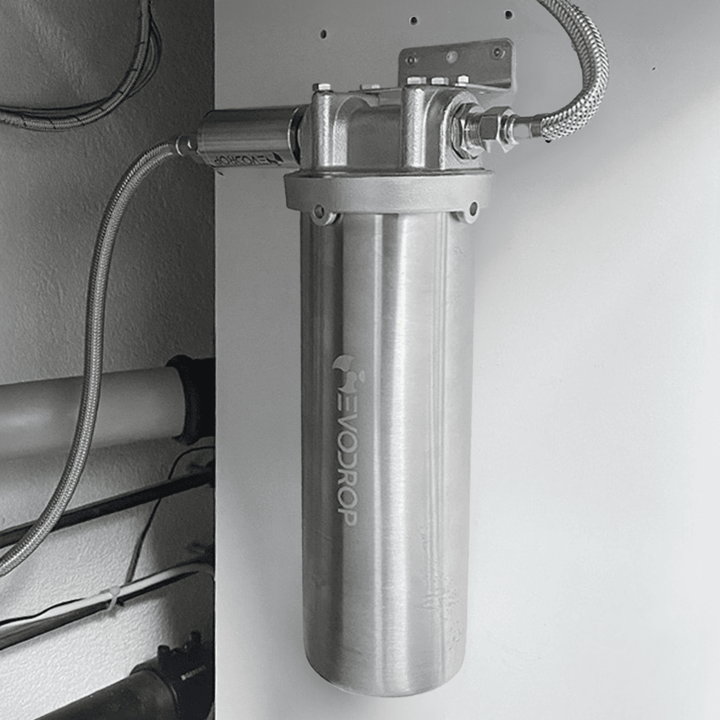 Wasserfilter unter der Spüle installiert