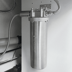 Wasserfilter unter der Spüle installiert