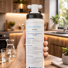 Misterwater Ersatzfilter - Kalkvorfilter für die Arctica, Silver Star, Blanca Pro, New Generation Osmoseanlage - haltend in einer Hand