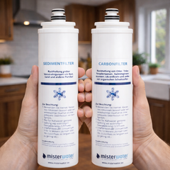 Misterwater Ersatzfilter: Sedimentfilter und Aktivkkohlefilter für Blanca Pro - präsentiert in einer Küche haltend in einer Hand