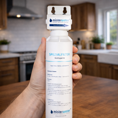 Misterwater Ersatzfilter - Keimsperre: Spezialfilter für die Futura Single - präsentiert in einer Küche haltend in einer Hand