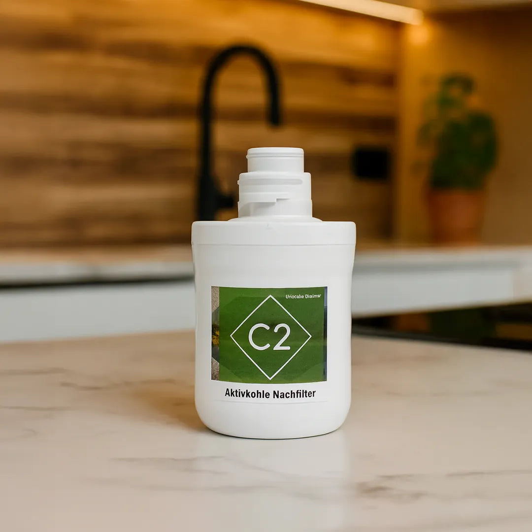 Urquelle Ersatzfilter Osmoseanlage - C2 Aktivkohlefilter für Urquelle Diamant 1 - stehend auf Tischplatte in Küche