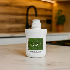 Urquelle Ersatzfilter Osmoseanlage - C2 Aktivkohlefilter für Urquelle Diamant 1 - stehend auf Tischplatte in Küche