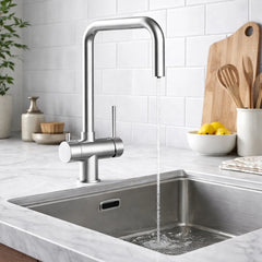 Der 3 Wege Wasserhahn in silber aus Edelstahl gebürstet: Modell VZFX011480 in der Küche installiert
