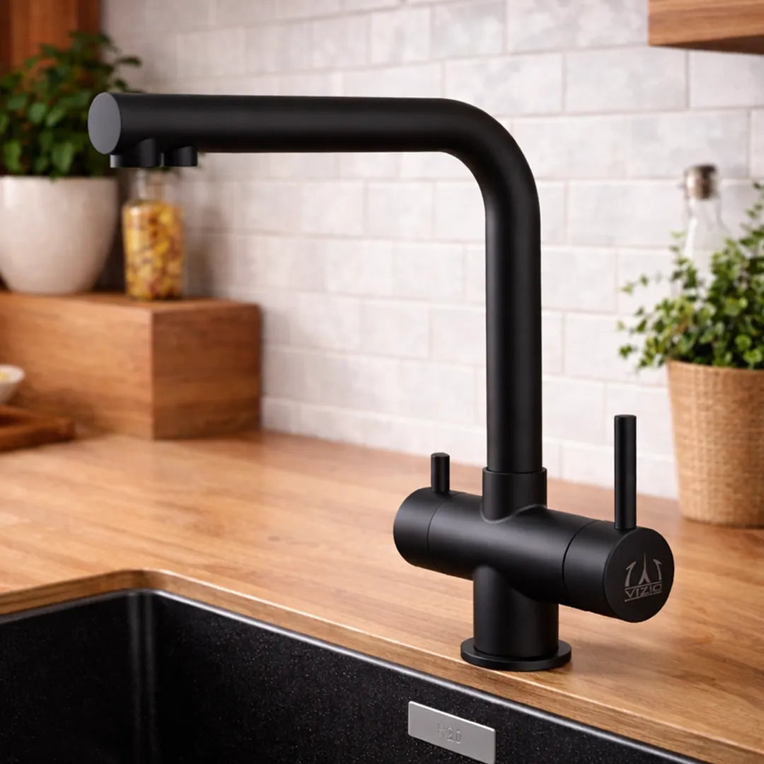 Der Vizio 3-Wege Wasserhahn in Schwarz aus Edelstahl gebürstet: Modell VZFX011122 in der Küche montiert