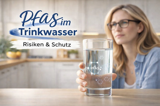 Frau trinkt Wasser in moderner Küche, im Glas dezente PFAS-Molekülstruktur – Thema Risiken und Schutz bei PFAS im Trinkwasser