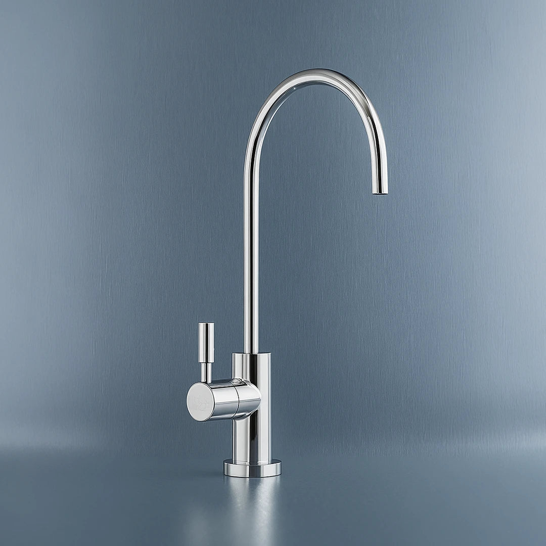 Der 1 Weg Wasserhahn Chrome metal free von misterwater für gefiltertes Trinkwasser: Auf blauem Hintergrund