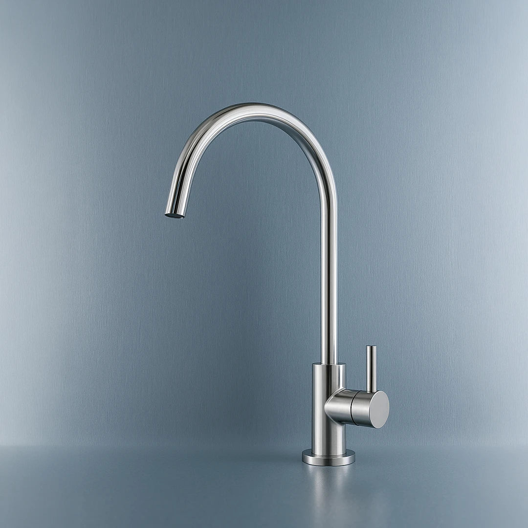 Der 1 Weg Wasserhahn aus Edelstahl EW 111 von Evodrop für gefiltertes Trinkwasser: Auf blauem Hintergrund