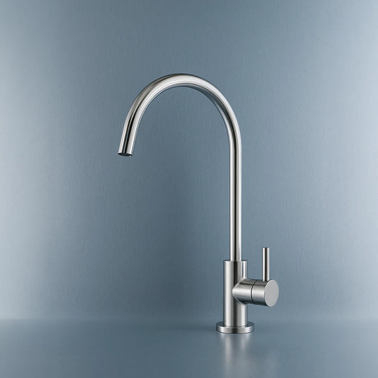 Der 1 Weg Wasserhahn aus Edelstahl EW 111 von Evodrop für gefiltertes Trinkwasser: Auf blauem Hintergrund