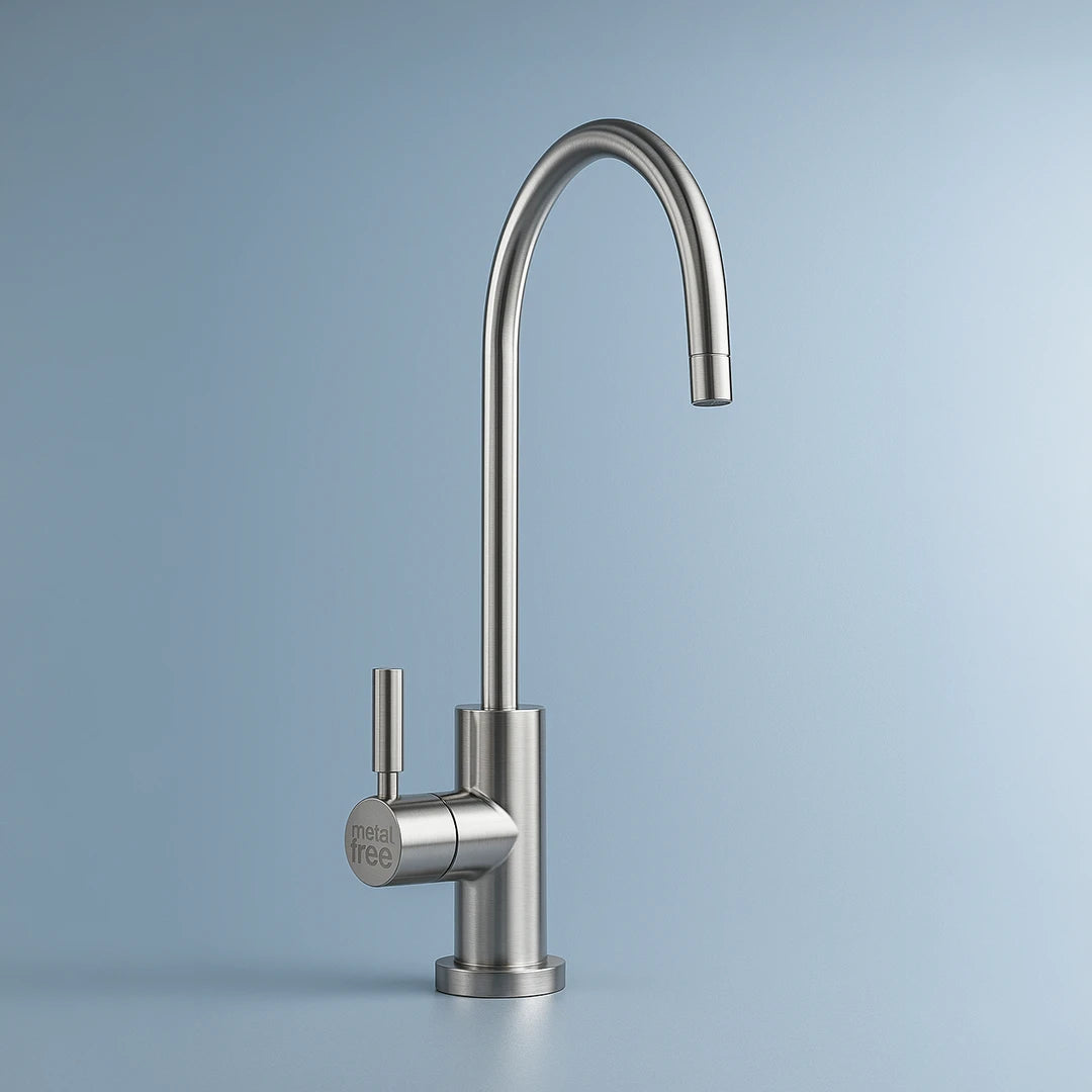 Der 1 Weg Wasserhahn Robin metal free - metallfrei von kinetico für gefiltertes Trinkwasser: Auf blauem Hintergrund