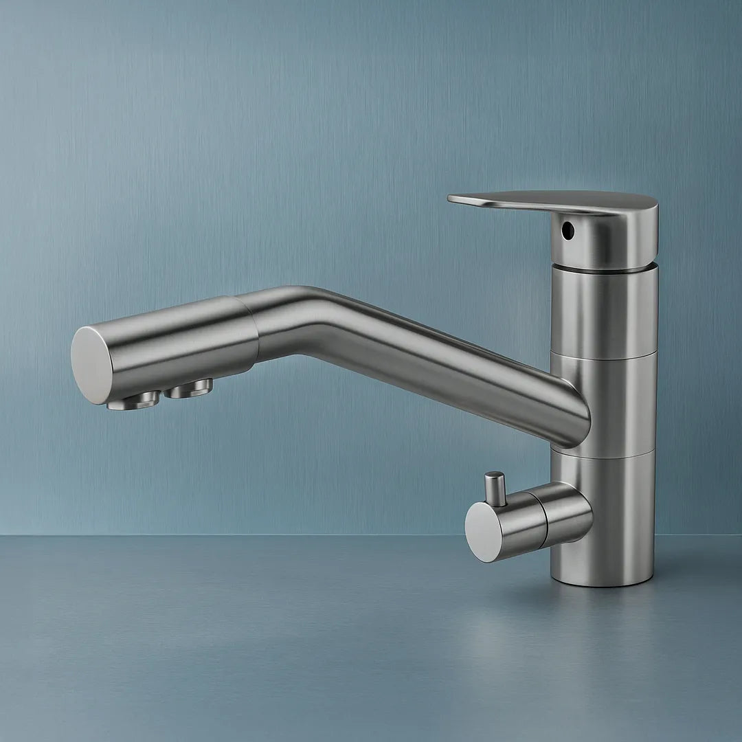 Der AVALON 3-Wege-Wasserhahn aus Edelstahl für Osmoseanlagen von misterwater: Auf blau metallischem Hintergrund