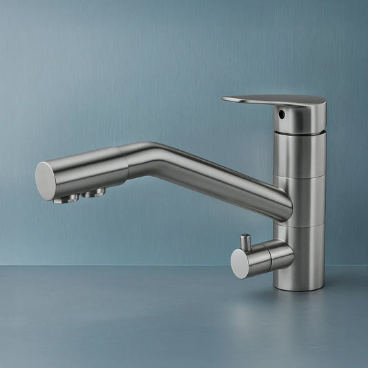 Der AVALON 3-Wege-Wasserhahn aus Edelstahl für Osmoseanlagen von misterwater: Auf blau metallischem Hintergrund