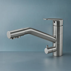 Der AVALON 3-Wege-Wasserhahn aus Edelstahl für Osmoseanlagen von misterwater: Auf blau metallischem Hintergrund