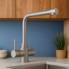 Der POSEIDON 3-Wege-Wasserhahn aus Edelstahl für Osmoseanlagen von misterwater: In einer Küche