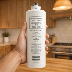 RO Membran für die H.Preiss Aquantum Osmoseanlage in der Küche in einer Hand haltend