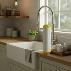 Kalkersatzfilter auf einem Küchentresen 