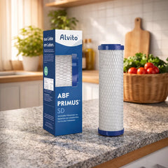 Der Alvito ABF Primus SD Aktivkohlefilter Filtereinsatz für Auftisch- und Einbaufilter präsentiert auf einer Granitplatte