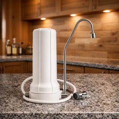 Der Alvito Auftischfilter Pro Wasserfilter mit Edelstahl Auslauf präsentiert in der Küche