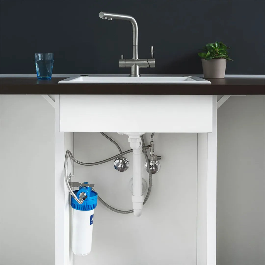 Der Alvito Einbaufilter Basic 2.2 Untertisch Wasserfilter präsentiert in einer Küche eingebaut unter der Spüle