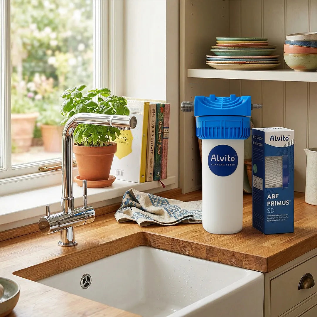 Alvito Wasserfilter Set Integral Pure mit Filtergehäuse, Primus SD Filtereinsatz, 3 Wege Wasserhahn in der Küche inszeniert 