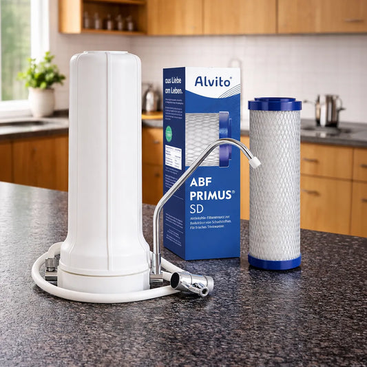 Alvito Wasserfilter Set Pure mit Auftisch Filtergehäuse und Aktivkohlefilter Primus SD in der Küche