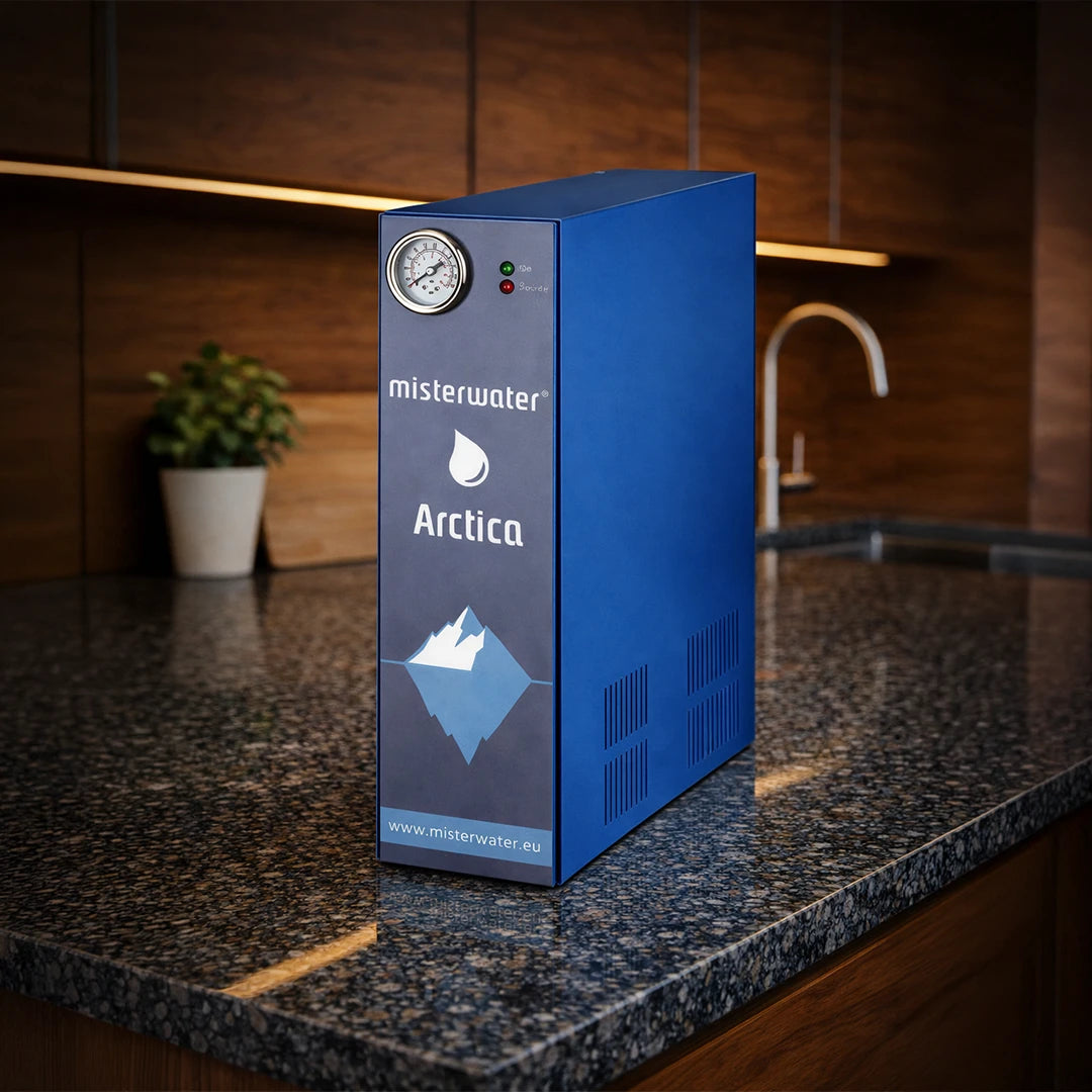 Misterwater Arctica Untertisch Osmoseanlage in Küche auf Granitplatte stehend