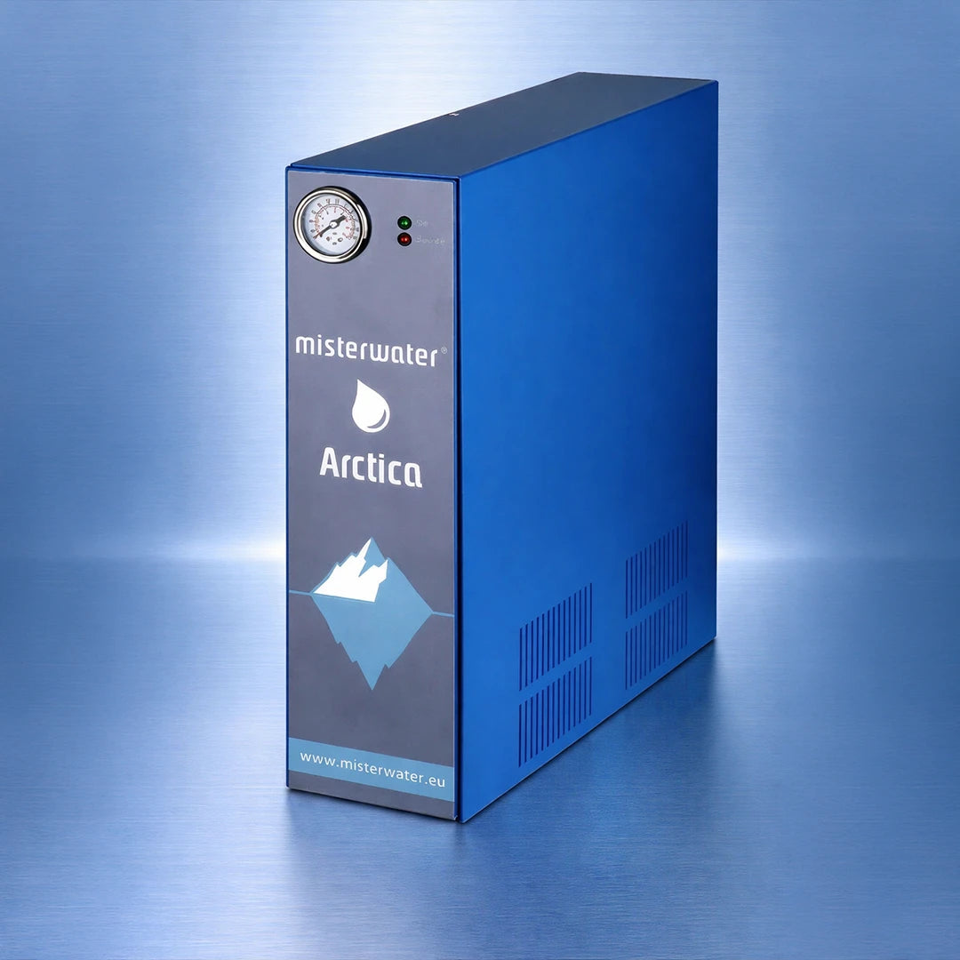 Misterwater Arctica Untertisch Osmoseanlage auf blauem Hintergrund