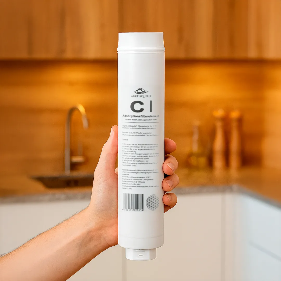 Der Arktisquelle Ersatzfilter CI-Adsorptionsfilter (Ersatzfilter Stufe 2) für deinen Wasserfilter: haltend in einer Hand