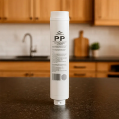 Der Ersatzfilter Osmoseanlage PP-Faserfilter (Ersatzfilter Stufe 1) von Arktisquelle für deinen Wasserfilter: stehend in einer warmen Küche