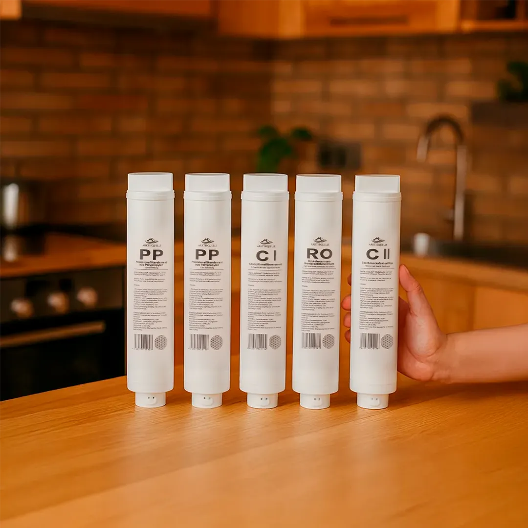 Das komplette Arktisquelle Osmose Ersatzfilter-Set mit Stufe 1-4: Stehend in einer warmen Küche 