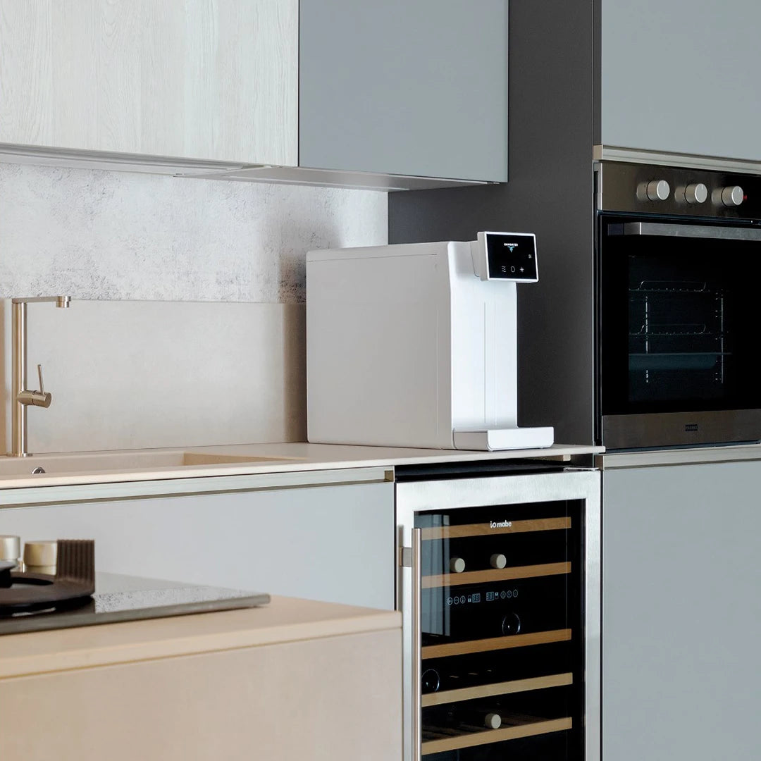 Der Frizz On Wasserfilter von Jomi: Weiße Auftisch Osmoseanlage mit Sprudelfunktion - in der Küche