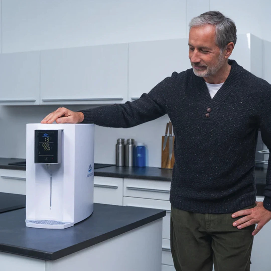 Arktisquelle Wasserfilter Auftisch Osmoseanlage in der Küche von Mann bestaunt